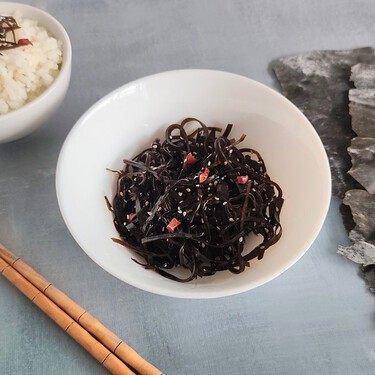 Kombu tsukudani o ensalada de kombu, una saludable receta japonesa de aprovechamiento