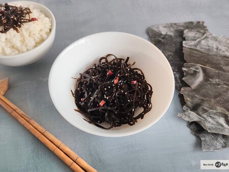 Kombu tsukudani o ensalada de kombu, una saludable receta japonesa de aprovechamiento