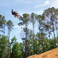 Si te gustan las motos de dos tiempos, estos vídeos van a ser lo mejor que veas y escuches hoy