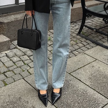 Las mujeres de +40 con estilo llevan estos zapatos de tacón negros con faldas, vestidos y jeans en la primavera-verano 2026 