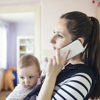 La preciosa respuesta de un padre a su mujer tras avisarle de que la niña no le dejaba ni hacer la comida