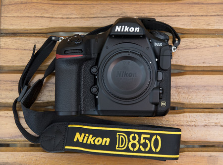 Nikon D850, Sony A7 III, Panasonic Lumix GH5 y más cámaras, objetivos y accesorios en oferta: Llega Cazando Gangas