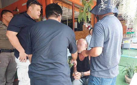 La policia Tailandesa deteniendo al autor del intento de asesinato
