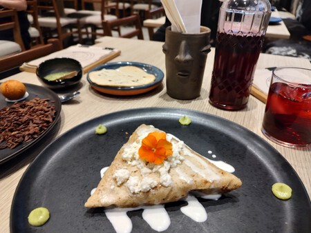 Del aguachile con mole al flan de quesillo: así es Bichi, el rincón de CDMX que celebra los sabores del Istmo y el Pacífico
