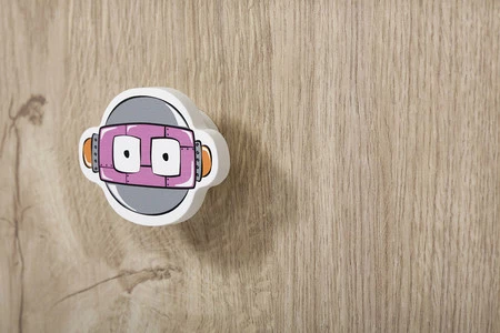 Una buena idea: tunea los muebles del dormitorio infantil con estos originales tiradores robot
