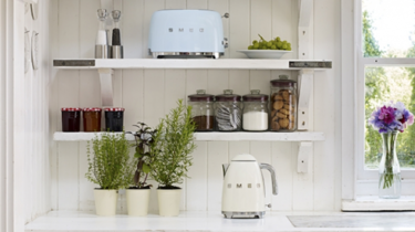 Un toque retro en tu cocina con la tostadora y el hervidor de agua de la línea Smeg 50’s Style