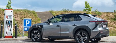 Enquanto o mundo está numa corrida vertiginosa pelo carro eléctrico, o Japão segue o seu próprio ritmo: o dilema do inovador 