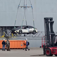 Estos vídeos muestran que apagar el fuego de un carguero no es lo más difícil: así intentan salvar cientos de coches eléctricos