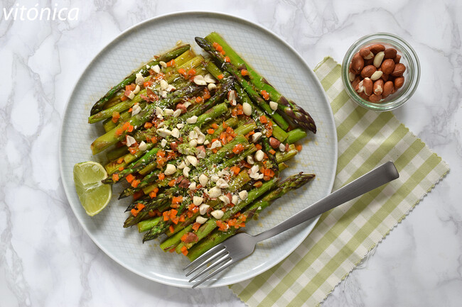 Espárragos a la plancha con salsa rápida de lima, cacahuetes y coco: receta saludable de primavera