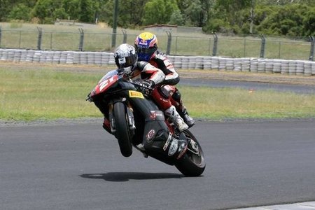 Troy Bayliss se lleva de paseo a Mark Webber