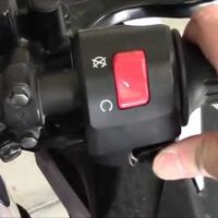 ¿Bulo o realidad? Hay quien dice que apagar la moto con el botón rojo puede dañar la mecánica, y está muy extendido