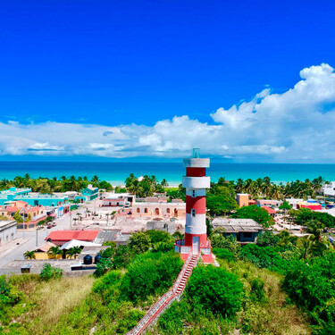 Calles de arena, playas eternas y ceviche fresco: el pueblo pesquero de Yucatán que parece Cancún hace 50 años