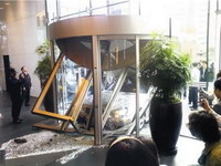 ¿Cansado de tu operadora de telefonía móvil? Pues estrella un Mercedes S 500 contra sus oficinas