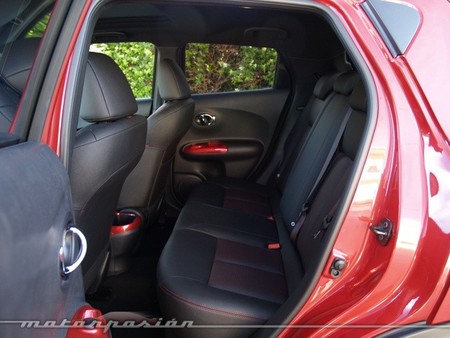 Nissan Juke 2014 interior rojo asientos traseros