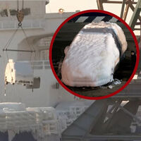 Las heladas son un reto para transportar autos en barcos: se convierten en bloques de hielo con un peligro extra, la sal
