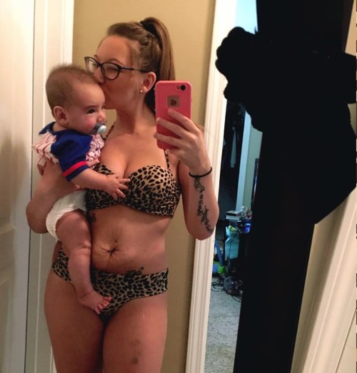 ¿Acaso un bikini no es apropiado para una madre reciente? Le piden que use bañador porque ofende a los hombres en la piscina