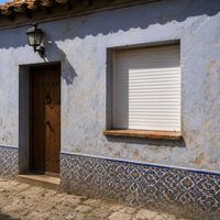 Bajar las persianas por completo en verano es lo peor que hacemos: para pasar menos calor hay una forma de colocarlas