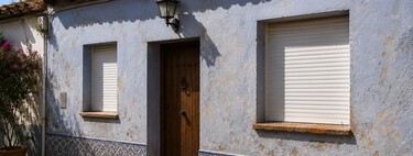 Bajar las persianas por completo en verano es lo peor hacemos: para pasar menos calor hay una forma de colocarlas 