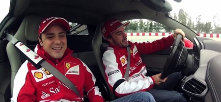 Fernando Alonso y Felipe Massa se divierten con el Ferrari 458 Italia