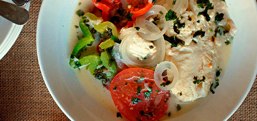 Moqueca de peixe o guiso de pescado: receta tradicional brasileña