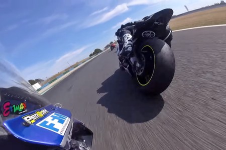 ¡Brutal! Esta es la escalofriante diferencia entre un piloto de motos profesional y unos tanderos