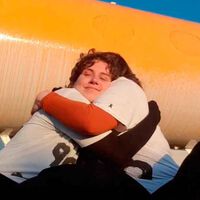 Unos activistas climáticos creían que pintando con maíz el avión de Taylor Swift dejaría de contaminar. Se equivocaron de avión, y les han metido una factura de 61.000 euros por limpiarlo