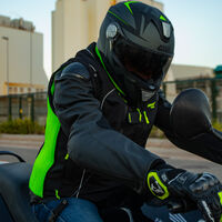 Este chaleco con airbag para moto es un chollo: barato, fabricado en España y con el sello Aspar