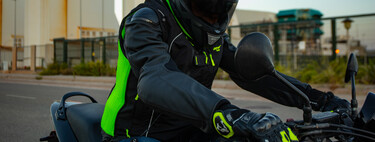 Este chaleco con airbag para moto es un chollo: barato, fabricado en España y con el sello Aspar