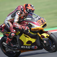 Augusto Fernández lidera en Misano y Bo Bendsneyder hace la salvada del año con el cuerpo fuera de la moto