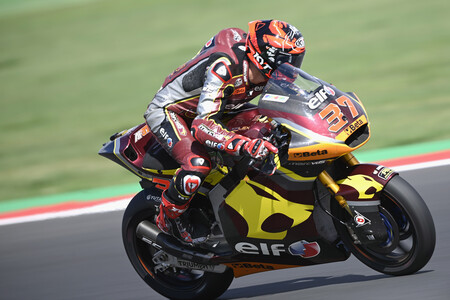 Augusto Fernández lidera en Misano y Bo Bendsneyder hace la salvada del año con el cuerpo fuera de la moto
