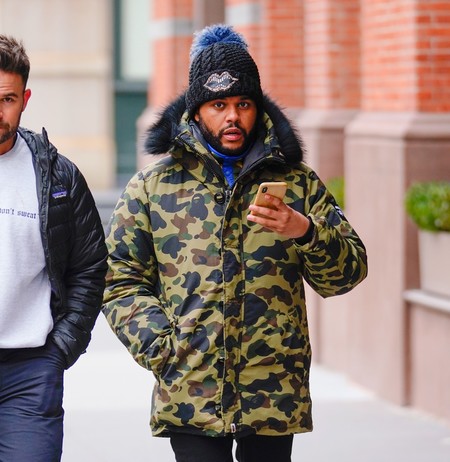Abrígate como The Weeknd: con una parka con estampado camuflaje