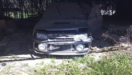 Mitsubishi Lancer EVO IV abandonado