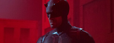 No te fallan los ojos, el traje de la segunda temporada de Daredevil Born Again es negro, y hay un motivo para ello