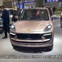 Hemos flipado con este salón de copias chinas absolutamente descaradas, por si buscas un coche eléctrico barato 