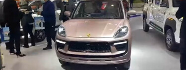 Hemos flipado con este salón de copias chinas absolutamente descaradas, por si buscas un coche eléctrico barato 