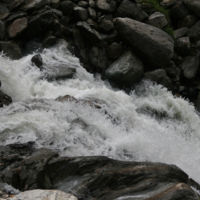 Si la moto no puede pasar el torrente, busca ayuda