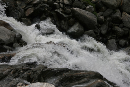 Si la moto no puede pasar el torrente, busca ayuda