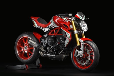 MV Agusta Dragster 800 RC 2018: brutalidad italiana envuelta en aires de carreras