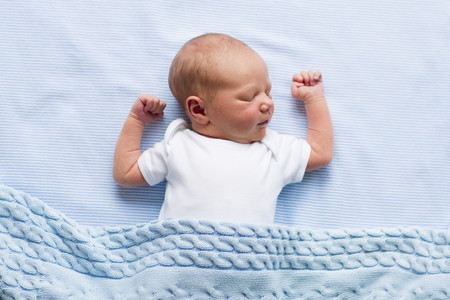 En la cuna del bebé, ni mantas ni almohadas: la ropa de cama es causante de casi el 70% de los casos de muertes por asfixia