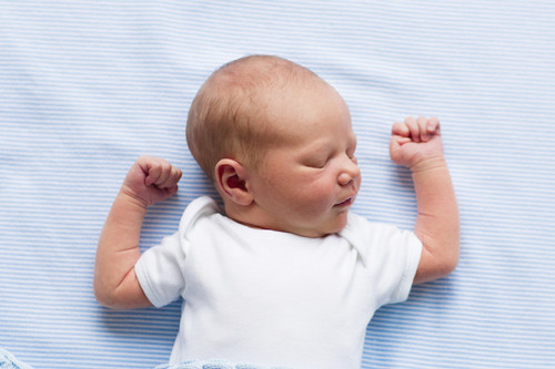 En la cuna del bebé, ni mantas ni almohadas: la ropa de cama es causante de casi el 70% de los casos de muertes por asfixia