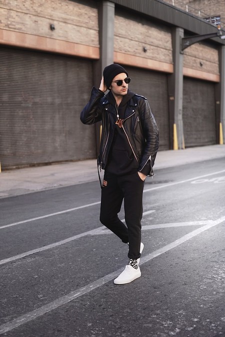 La chaqueta biker revive el total black look perfecto para llevar en primavera