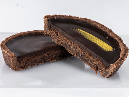 Con chocolate oscuro y galleta de almendra: así es la nueva tarta que Starbucks estrena en colaboración con la chef Maricú