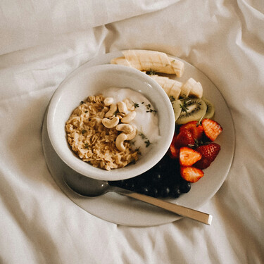 Estos son los 5 alimentos que pueden ayudarte a dormir mejor cada noche 