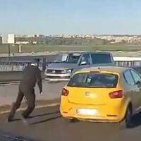 GTA Sevilla Edition: se baja del VTC para liarse a patadas con otro y su coche acaba contra el muro