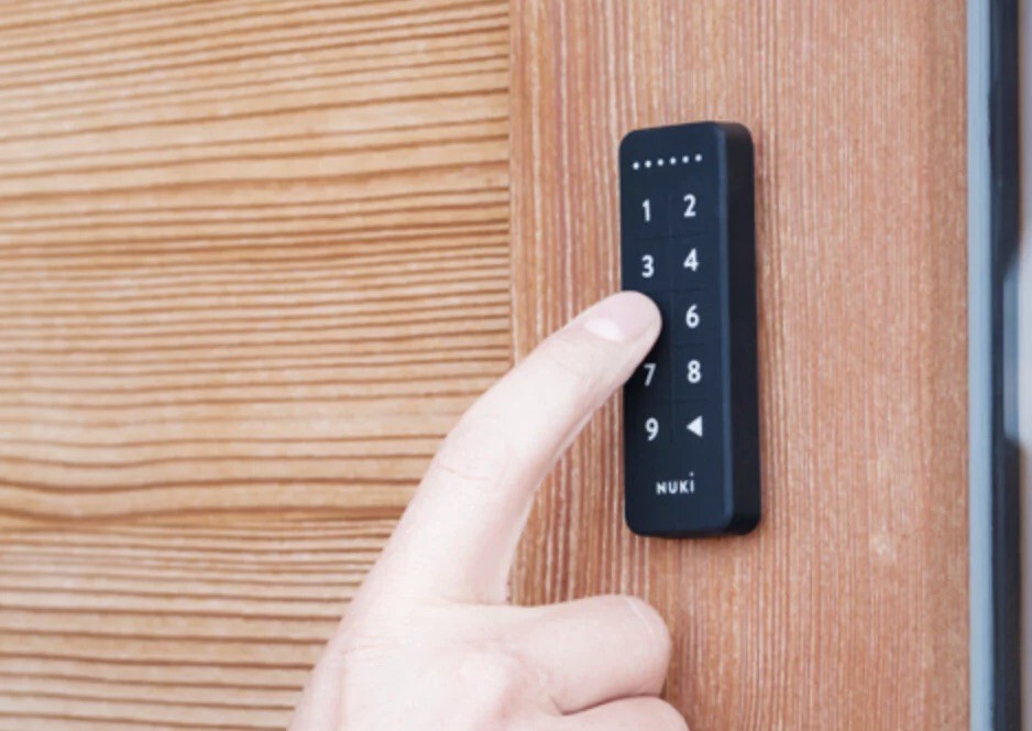 Nuki prepara un control para acceder a casa con el que podremos abrir la puerta con la huella dactilar