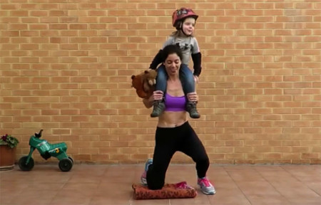 Madre fitness que entrena a la vez que juega con sus cuatro hijos