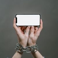 La edad del primer móvil ya es un problema de salud pública: 10 años es demasiado pronto