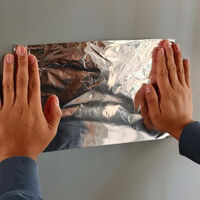 Un experto está colocando papel aluminio en paredes con humedad. Para esto funciona 