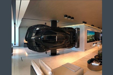Pasión por los Pagani nivel: Colgar de lado un Zonda Revolucion en el salón de casa