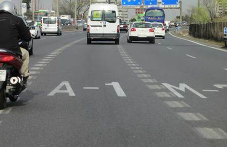 Para Citroën, esta señalización horizontal indicando el carril hacia la A1 a la salida de Madrid es un graffiti. ¡Como se enteren en la DGT!